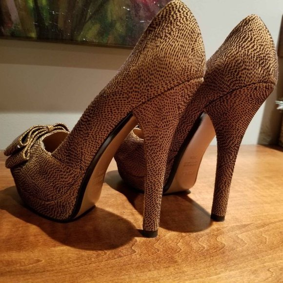 Striking Gorgeous Designers Shouse 8.5 US SIZE - Picture 8 of 9